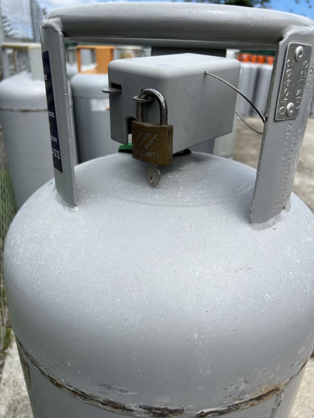 lpg_tamperproof_cover_on_cylinder_50.jpg